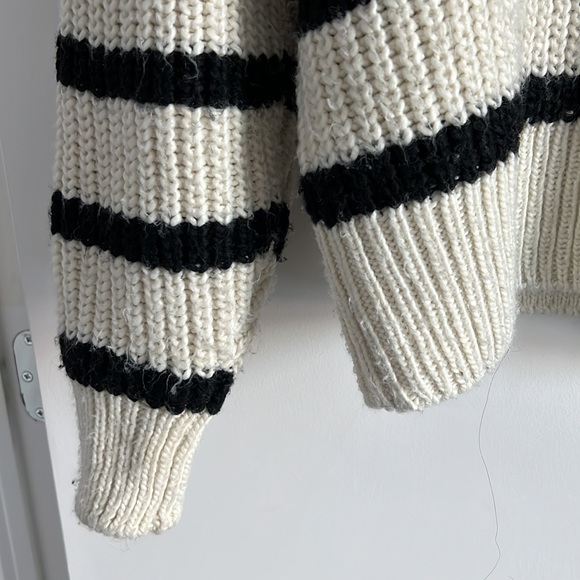 H&M Striped wool mix knit turtleneck Sweater in cream and navy - Picture 3 of 4